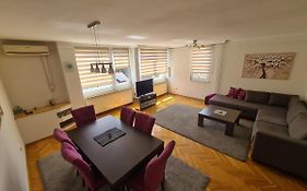 Walnut Apartment - Private Garage
