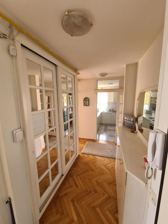 Walnut Apartment - Private Garage Sarajevo Esterno foto